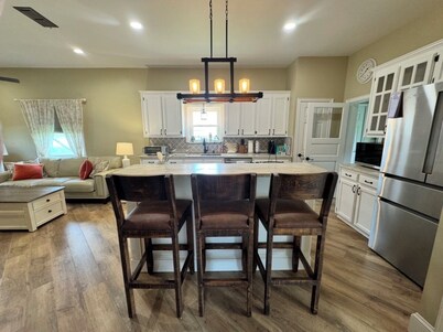 Charming Updated Cottage Peaceful Country Getaway