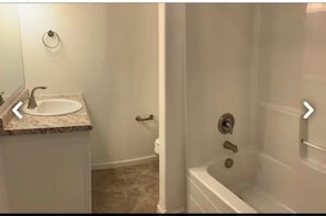 Hair dryer, towels, soap, toilet paper - Wonderful 1-bedroom house with AC in pleasant West Fargo (West Fargo)