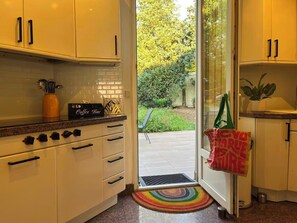 Wasserkocher mit Kaffee-/Teezubehör, Kühlschrank, Mikrowelle, Ofen