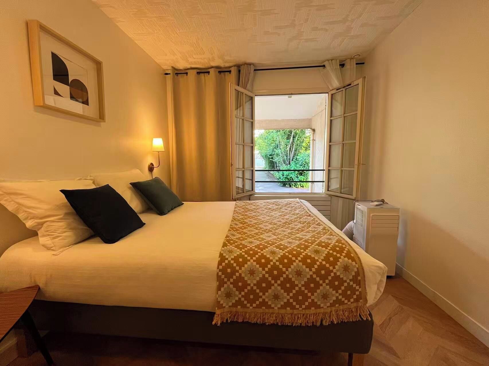 4 bedrooms, iron/ironing board, travel crib, WiFi (free)