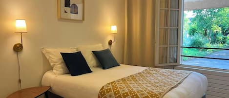 4 quartos, ferros/tábuas de passar roupa, berço de viagem
