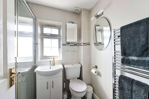 Bathroom - Spacious 3Bed Home in Maidenhead Sleeps 6 (Maidenhead)