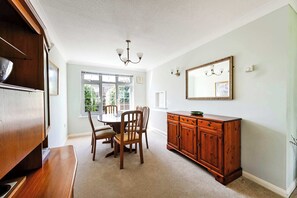 Dining - Spacious 3Bed Home in Maidenhead Sleeps 6 (Maidenhead)
