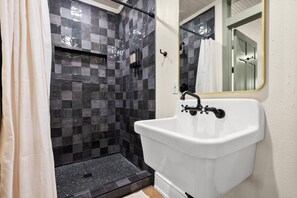 Bathroom - Tech Terrace Cottage - TTU, J&B Coffee, Brewrey (Lubbock)