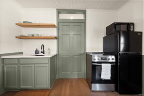 Private kitchen - Tech Terrace Cottage - TTU, J&B Coffee, Brewrey (Lubbock)