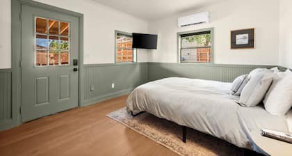 Tech Terrace Cottage - TTU, J&B Coffee, Brewrey