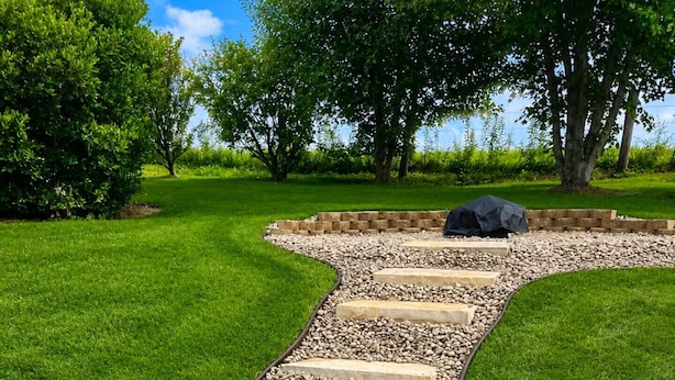 A garden pathway with stepping stones and a grassy area. - The Mountain Laurel Cottage Near Wildcat ATV Park. (East Bernstadt)