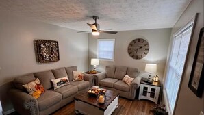 Living area - The Mountain Laurel Cottage Near Wildcat ATV Park. (East Bernstadt)
