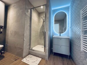 Douche, serviettes fournies, papier toilette