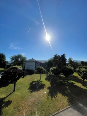 Property grounds - Bright 3-bedroom apartment between Annecy and Aix-les-Bains • 5 passengers • Balcony with a view of the mountains (Rumilly)