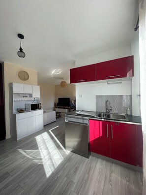 Private kitchen - Bright 3-bedroom apartment between Annecy and Aix-les-Bains • 5 passengers • Balcony with a view of the mountains (Rumilly)