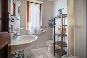 Shower, hair dryer, bidet, towels - Palma House: Three-room apartment with air conditioning, on-site parking, and an outdoor patio. (Santa Teresa Gallura)