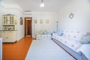Smart TV, books - Palma House: Three-room apartment with air conditioning, on-site parking, and an outdoor patio. (Santa Teresa Gallura)