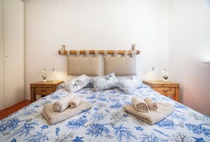 2 bedrooms, iron/ironing board, bed sheets - Palma House: Three-room apartment with air conditioning, on-site parking, and an outdoor patio. (Santa Teresa Gallura)