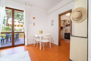 Dining - Palma House: Three-room apartment with air conditioning, on-site parking, and an outdoor patio. (Santa Teresa Gallura)