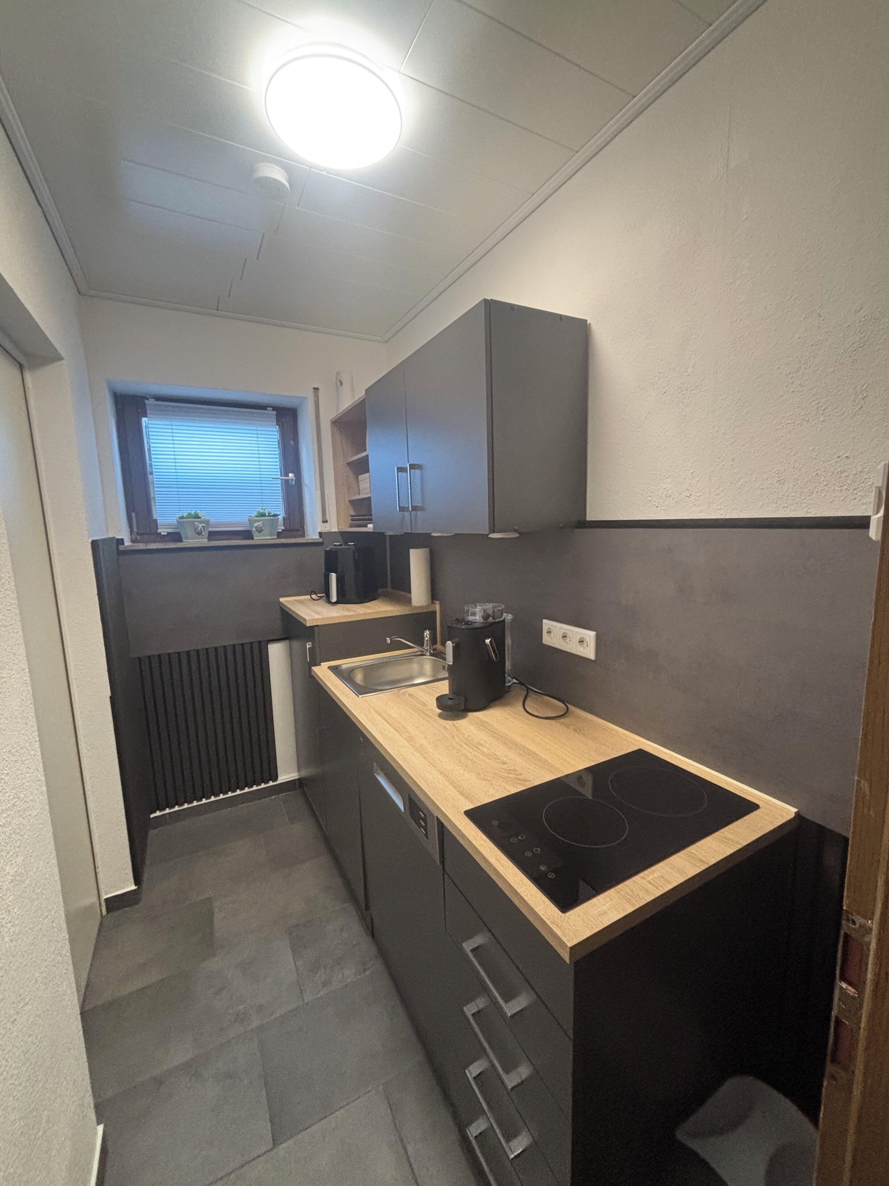 Fridge, stovetop, dishwasher, coffee/tea maker