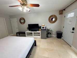 Iron/ironing board, Internet, bed sheets - Cozy private Room Close to Theme Parks and Airport (Orlando)
