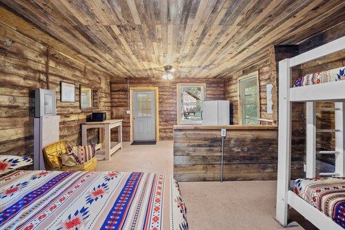 Spacious Log Cabin, Fire Pit & Shared Pool