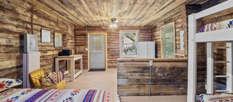 Spacious Log Cabin, Fire Pit & Shared Pool