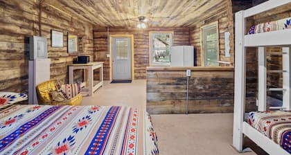 Spacious Log Cabin, Fire Pit & Shared Pool