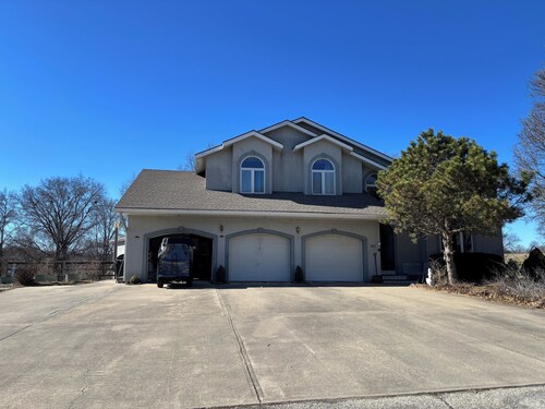 Family friendly, 2-bedroom apartment in beautiful Plattsburg w/racketball court.