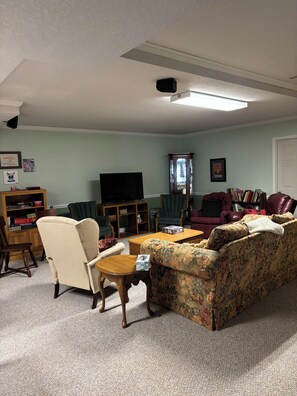 Smart TV - Family friendly, 2-bedroom apartment in beautiful Plattsburg w/racketball court. (Plattsburg)