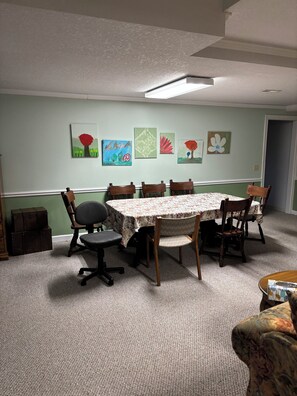 Dining - Family friendly, 2-bedroom apartment in beautiful Plattsburg w/racketball court. (Plattsburg)