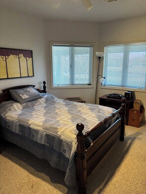 2 bedrooms, iron/ironing board, WiFi, bed sheets - Family friendly, 2-bedroom apartment in beautiful Plattsburg w/racketball court. (Plattsburg)
