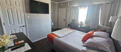 Luxury Single Room | Desk, laptop workspace, WiFi (free), bed sheets