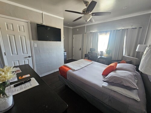 Orange Motel