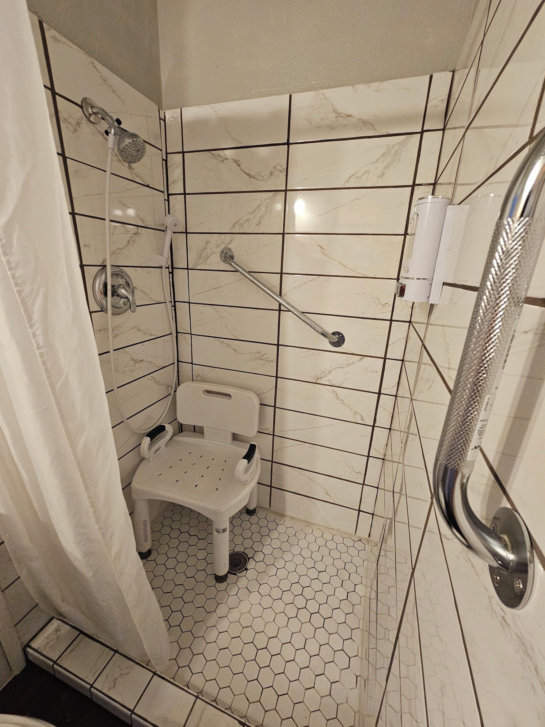 Chambre simple luxueuse | Salle de bain | Douche, serviettes fournies, savon, shampooing