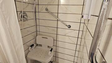 Chambre simple luxueuse | Salle de bain | Douche, serviettes fournies, savon, shampooing