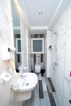 Dusche, Haartrockner, Handtücher, Seife