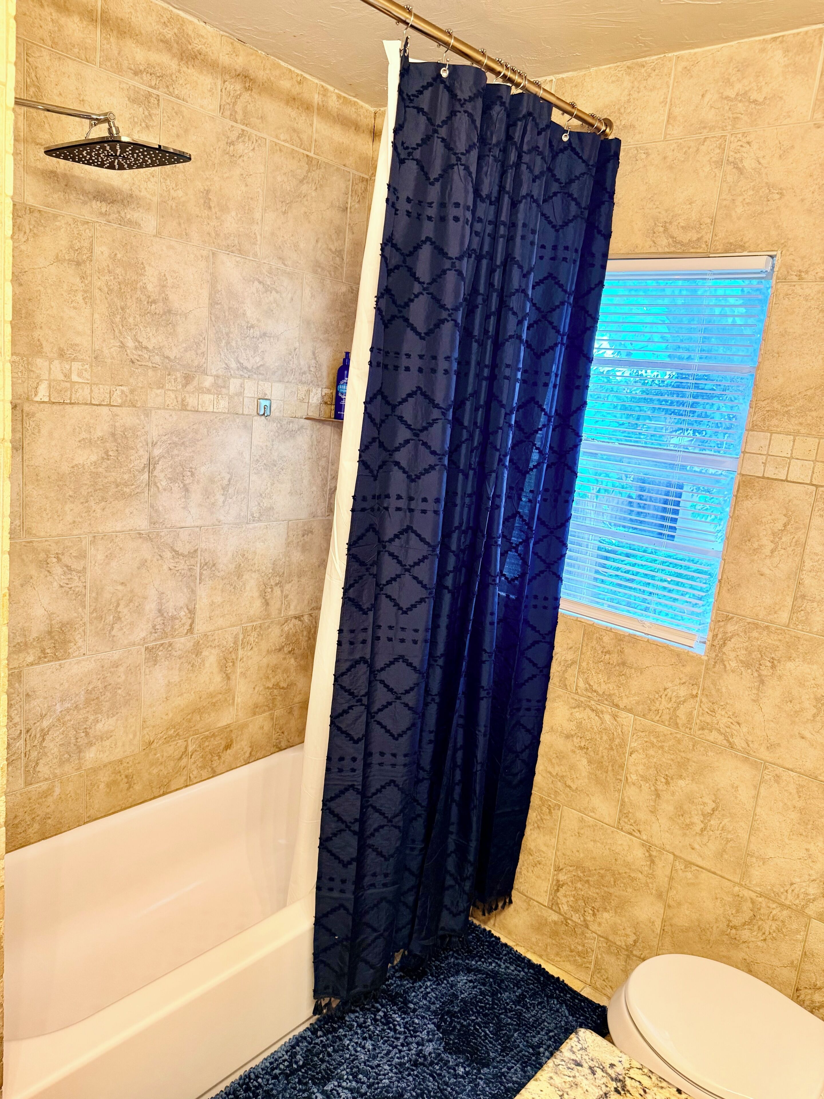 Secador de cabelo, toalhas de banho, sabonete, shampoo