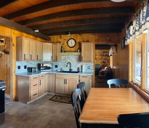 Fridge, microwave, oven, stovetop - Comfort, convenience and adventure in beautiful Allagash! (Allagash)