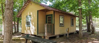 Cozy Family Cabin w/ Bunk Beds & Pool Access