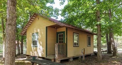 Cozy Family Cabin w/ Bunk Beds & Pool Access