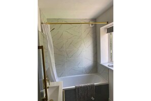 Towels, soap, toilet paper - Northurst Haven | Family Home Near Heaton Park with Garden & Free Parking (Manchester)