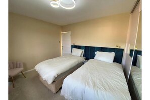 2 bedrooms, WiFi, bed sheets - Northurst Haven | Family Home Near Heaton Park with Garden & Free Parking (Manchester)
