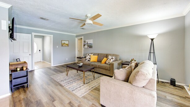 A living room with a sofa, coffee table, and a ceiling fan. - Private Pool Paradise in La Porte. Family & Work Stays Welcome (La Porte)