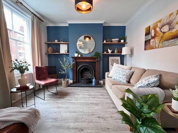 Living area - Basement Game Room & Workspace Two Spacious Bedrooms Close to Train Station (Warwickshire)
