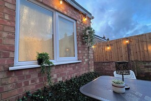 Outdoor dining - Basement Game Room & Workspace Two Spacious Bedrooms Close to Train Station (Warwickshire)