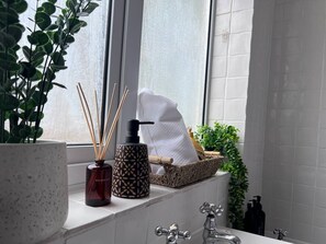 Bathroom - Basement Game Room & Workspace Two Spacious Bedrooms Close to Train Station (Warwickshire)