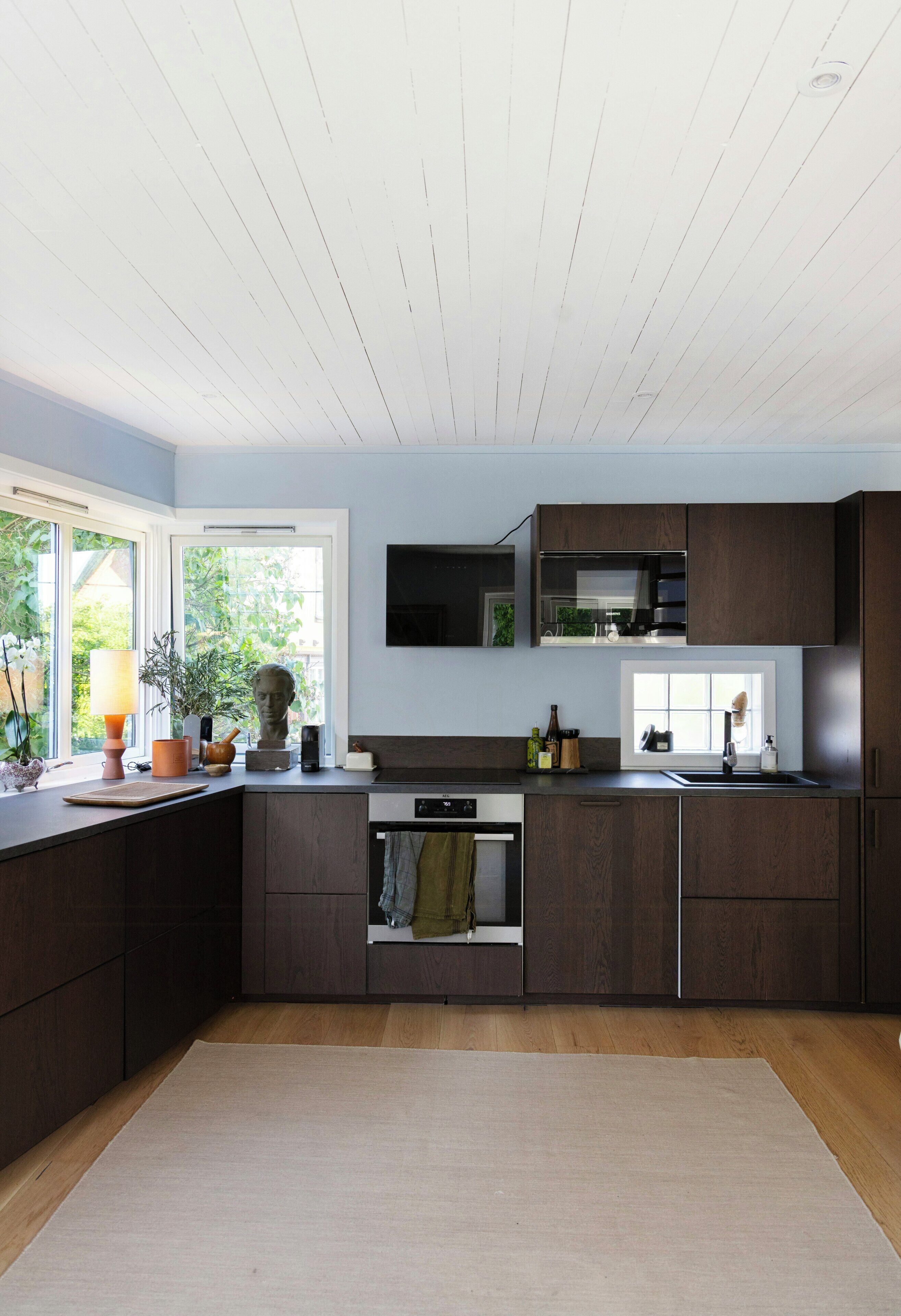 Microwave, oven, dishwasher, coffee/tea maker