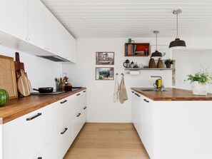 Kühlschrank, Geschirrspüler, Kochgeschirr/Geschirr/Besteck