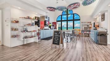 Ein modernes Interieur mit einem Billardtisch, Regalen mit diversen Gegenständen und einem großen Fenster mit Blick.