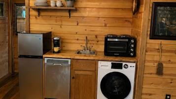 Frigorífico, placa de cocina, lavavajillas y cafetera o tetera
