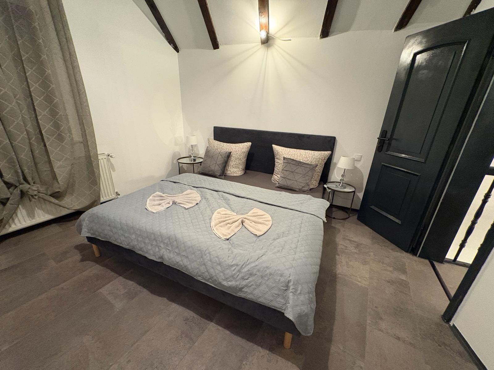 Tabla de planchar con plancha y ropa de cama 