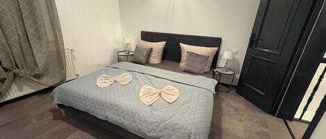 Tabla de planchar con plancha y ropa de cama