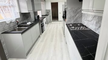 Lemari es, microwave, oven, dan kompor